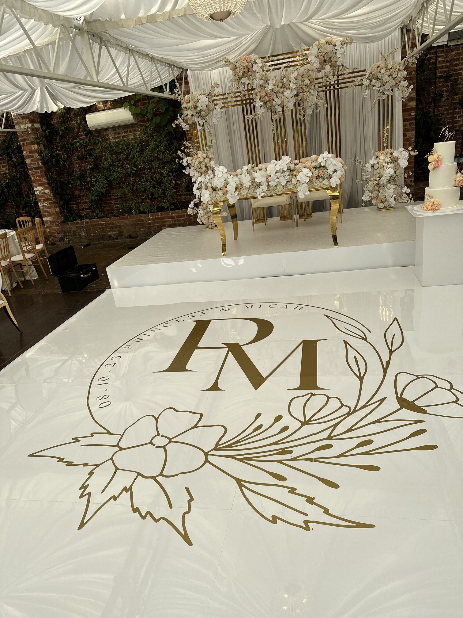 Seamless dance floor for wedding